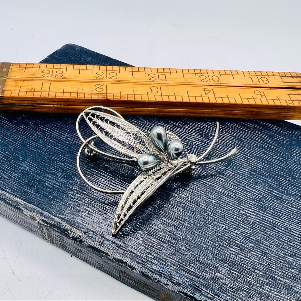 Vintage silver tone filigree leaf brooch wire gray faux pearls pin